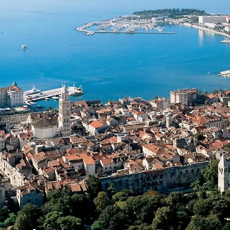 With Large Garden In The Heart Of Apartament