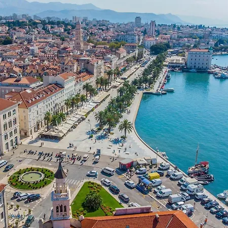 With Large Garden In The Heart Of Apartament *