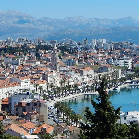 With Large Garden In The Heart Of Apartament