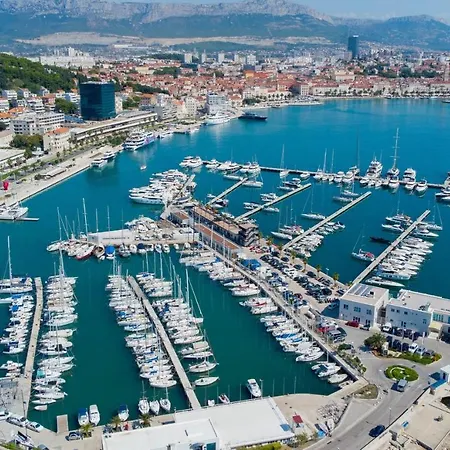 Apartamento With Large Garden In The Heart Of