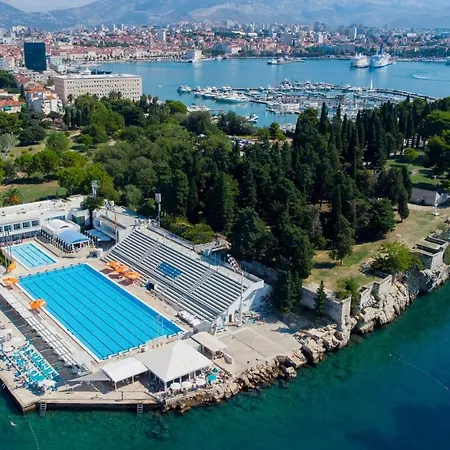 Apartamento With Large Garden In The Heart Of