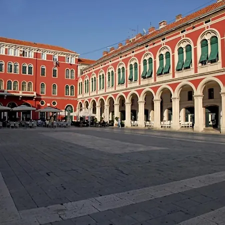 With Large Garden In The Heart Of Apartamento