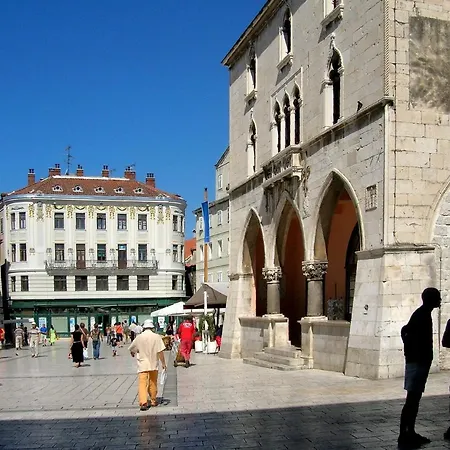 With Large Garden In The Heart Of Apartamento Split