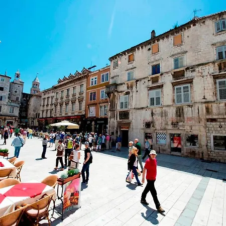 Apartamento With Large Garden In The Heart Of *