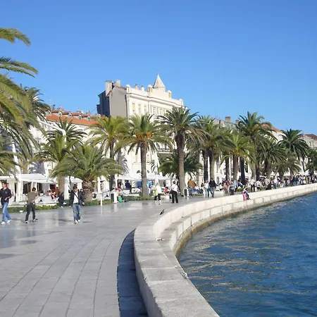 Apartamento With Large Garden In The Heart Of *