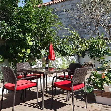 With Large Garden In The Heart Of Apartamento Split