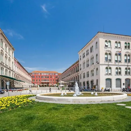 Lägenhet With Large Garden In The Heart Of